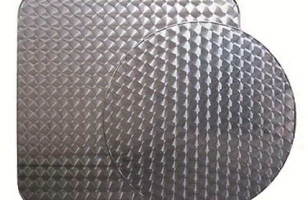 Ponoči so neznani storilci v Sežani vlomili v gradbeno podjetje in ukradli 500 kilogramov plošč iz nerjavečega jekla. Fotografija je simbolična.