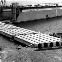 Novembra 1976 so zgradili pomol do doka; dotlej so delavce in material tja prevažali s plovili.