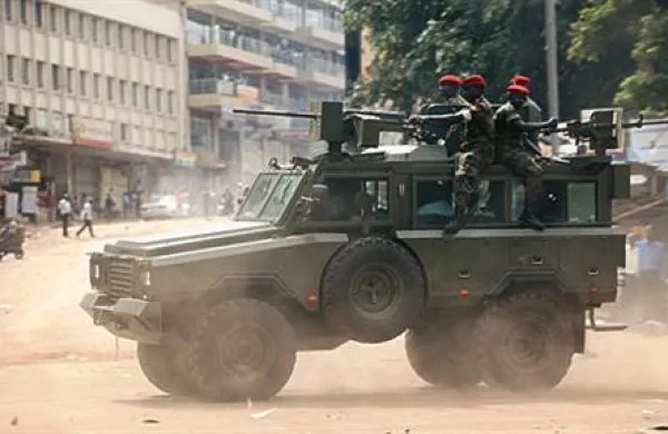 Ugandska vojaška policija med demonstracijami v Kampali