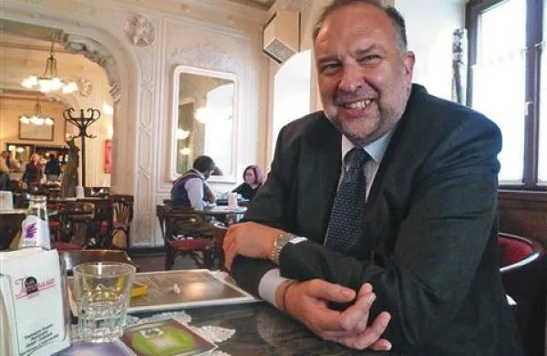 Roberto Cosolini v tržaški kavarni Tommaseo