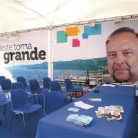 Predvolilni plakat kandidata leve sredine za tržaškega župana Cosolinija: “Trst bo spet velik”