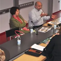 Tanja Rogovič Bičič in Valter Mavrič med študenti Univerze na Primorskem
