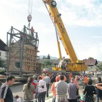  Vsak prenos kapelice na novo lokacijo je pravi vaški praznik.
