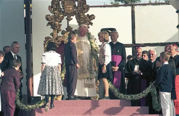Za rojstni dan so mladi iz Matenje vasi prinesli kito, spleteno iz šmarnic. ”Ali ste Amerikanci?” je strogo vprašal takrat 76-letni papež, ko  mu je množica pela “Happy birthday”. 