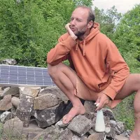“Najbolj pogrešam elektriko pozimi,” priznava Nara Petrovič. Sončni kolektor  vsaj od pomladi do zime  poskrbi, da ima dovolj elektrike za računalnik in kakšno brlečo žarnico.