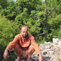 Bosih nog lahko resnično začutiš  naravo, čepeti pa je bolje kot sedeti