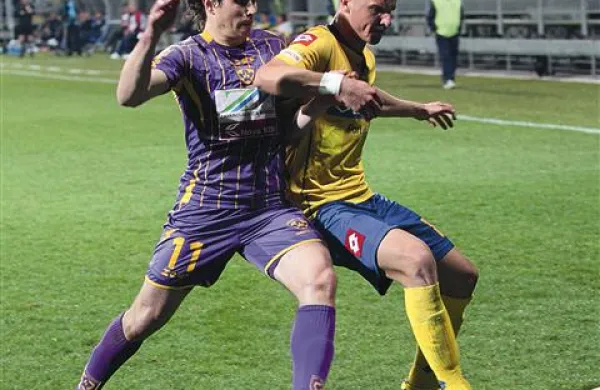 Etien Velikonja (levo) bo nocoj na novogoriški stadion prvič stopil v vijoličastem dresu.