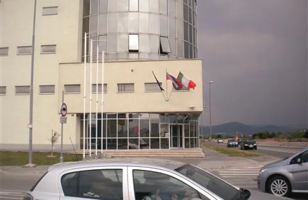 Posebna komisija, ki jo je imenoval generalni direktor uprave za izvrševanje kazenskih sankcij Dušan Valentinčič,  da bi preverila vse okoliščine  obračuna minulo nedeljo v koprskem zaporu, je že začela z delom.