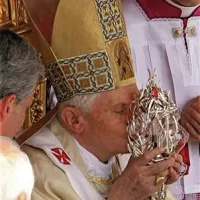 Relikvija s krvjo papeža Janeza Pavla II. (Foto: Reuters)