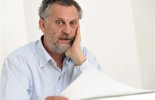 Matjaž Hanžek: “Problem krize je v tem, da koristi vlečejo eni, plačujejo pa vedno drugi. To je bistvo vseh teh kriz.” 