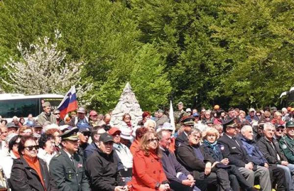 Na tradicionalni slovesnosti na Nanosu se je zbralo več kot tisoč ljudi 