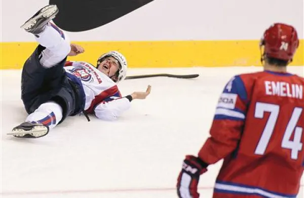 Slovenski igralec Žiga Jeglič se je proti Rusom znašel na tleh z zlomljenim in krvavečim nosem. Bodo naši v skupini za obstanek vstali in obstali v elitni družbi?
