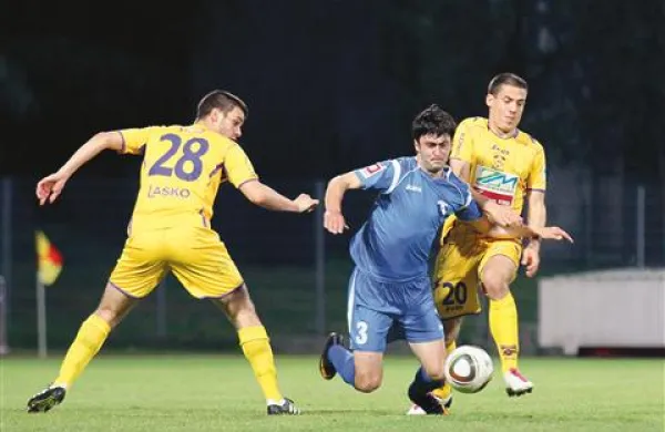 Koprčan na delu v Mariboru Mitja Viler (levo) je bil znova odličen, Goran Galešić (v sredini) neprepoznaven, Goran Cvijanović pa je udejanil zakon bivšega.