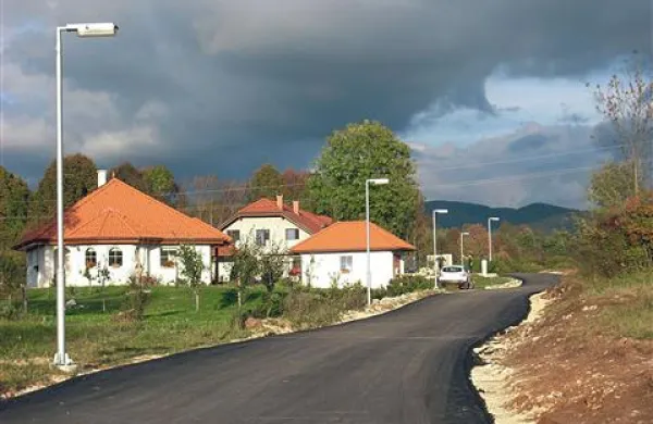 Na Pivškem so lani obnovili vrsto občinskih in lokalnih cest, med njimi tudi cesto do nove mrliške vežice v Trnju