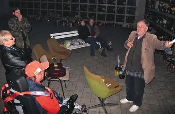 Marko Brecelj med performansom na pokopališču