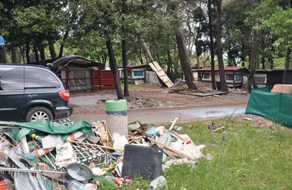 Namesto, da bi med prazniki uživali ob morju, so pavšalisti rušili ograde, pode, čistili in pospravljali