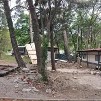 Lastniki počitniških prikolic se nejevoljno  muzajo, da je kamp opustošil orkan “Katarina”