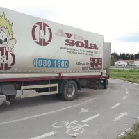 Pogled ob blizu ne pušča dvomov; vozilo  avtošole ovira preglednost na kolesarski stezi
