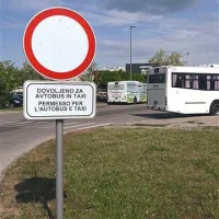 Prometni znak jasno sporoča, kdo sme voziti  na tistem delu postaje ...