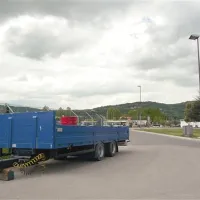 Tovornjake ali pa vsaj njihove dele  je najti tudi v bližini  železniških tirov. V vozilih nekateri celo prespijo. 