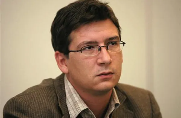 Predsednik Društva novinarjev Slovenije Grega Repovž je ob svetovnem dnevu medijev opozoril na nedorečene lastniške razmere v medijskih hišah.