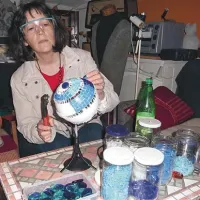 Majda Šimon v delavnici, kjer nastajajo njeni mozakipi. 