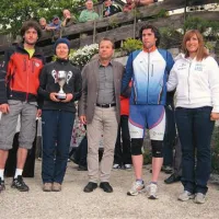 Tolminsko-cerkljanska trojica, najhitrejša mešana štafeta: Marko Gruden (levo), ob njem s pokalom Mihaela Tušar, najhitrejša ženska na vzponu, drugi z desne pa je Blaž Kavčič