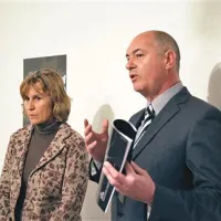 Kiparka  Gail Morris in kustos Dejan Mehmedovič  na otvoritvi razstave v Insuli.