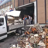 Iz skladišča so včeraj odpeljali nekaj tovornjakov ožganih novih vzmetnic.