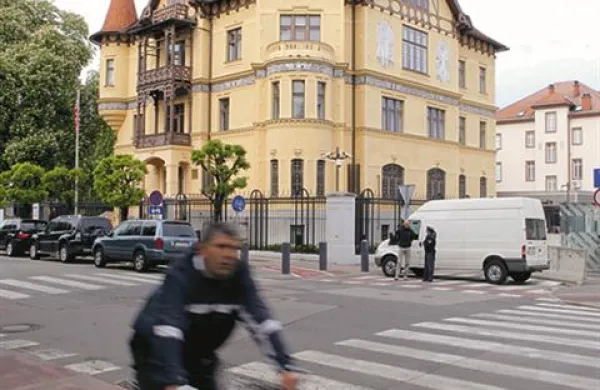 Pred ameriškim veleposlaništvom v Ljubljani so policisti danes zgodaj zjutraj razstrelili nahrbtnik, ki ga je mlajši moški odvrgel čez ograjo. Izkazalo se je, da v njem ni bilo nevarnih predmetov ali snovi. 