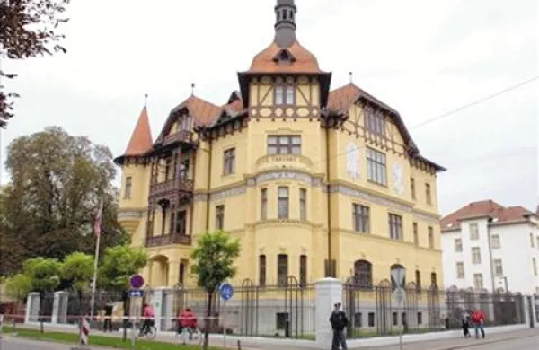 Ob 5. uri zjutraj je ljubljanska policijska uprava prejela obvestilo, da je mlajši moški čez ograjo na območje veleposlaništva na Prešernovi cesti odvrgel nahrbtnik. 