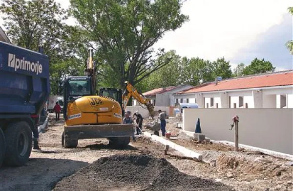 Delavci hitijo še z zadnjimi deli v okolici novega mladinskega centra in hotela (desno).