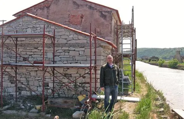 Solinarski muzej namerava obnoviti še solinarsko hišico levo od že delujočih dveh, vendar se je, potem ko so odkrili streho, skoraj cela porušila