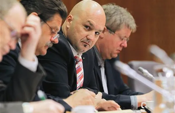 Igor Jakomin (drugi z desne) je zaskrbljenim poslancem SDS zagotovil, da do povezave Koper-Trst ne sme priti, ker bi to  speljalo tovore iz Kopra prek Trsta na pontebsko progo