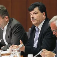 Petra Verliča (drugi z desne) moti, da bo iz Kopra v Divačo enotirna proga, iz Trsta v Divačo pa dvotirna 