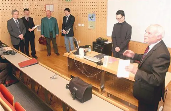 Zagovora   Danijela Presla Radija (drugi z desne) so se poleg komisije udeležili tudi vodja sežanske enote dr. Viljan Mahnič, direktor Vivissa Danijel Božič  in predsednik sveta zavoda Božo Marinac