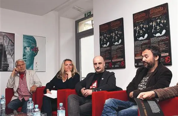 Na novinarski konferenci v koprskem gledališču (z leve): Boris Cavazza, Katja Pegan, Kokan Mladenović in Nikola Ristanovski