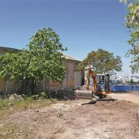 Sklepati je mogoče, da nastaja nov dostop  do marine, med nekdanjim tovarniškim kompleksom in  cerkvijo sv. Roka  