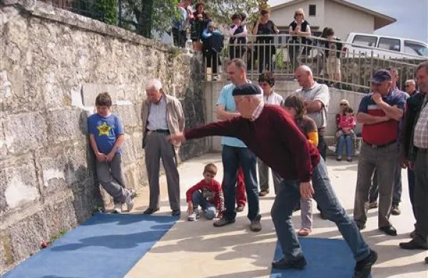 Tradicionalno &scaron;icanje jajc v va&scaron;kem kalu v Sežani