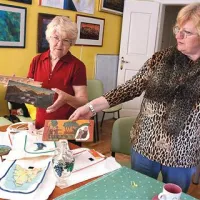 Kreativki v SKD Istra Štefanija Sliško in Marija Mordej Gnjidić razkazujeta izdelke kreativne delavnice: na roko ilustrirane platnene torbe in panjske končnice 