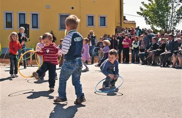 Lokavski šolarji so veselje ob prenovljeni šoli izrazili tudi z igro