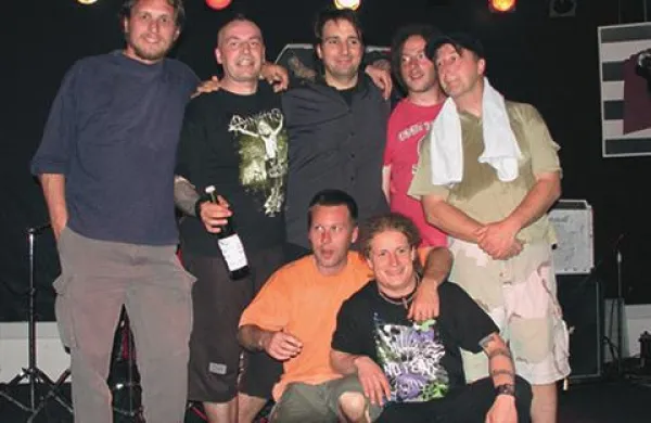 V sobotnem nastopu so se matični zasedbi na odru pridružili vsi sedanji in nekdanji člani No Limits, z leve proti desni: Valko, Enco, Evgen, Dexter, starejši Musa, spodaj mlajši Musa in Konky, na sliki manjka samo še dolgoletni basist Paško.