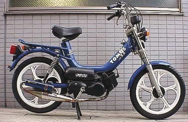 Neznani storilec je v zadnjih 24 urah v Idriji ukradel dve kolesi z motorjem. Eden od teh je tomosov flexer.
