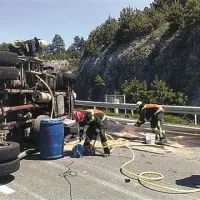 Gasilci so približno 50 litrov razlitega goriva posuli z vpojnim sredstvom.