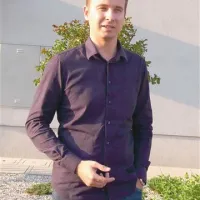 Editor d.o.o. ima sedež v najetih prostorih v solkanski obrtni coni. Tomaž Jug je zadovoljen, da se pred krizo ni odločil za nakup lastnih prostorov. 