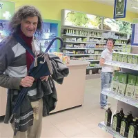 Postanek v eni od trgovin, kjer pozdravi enega od svojih najljubših “bitij”