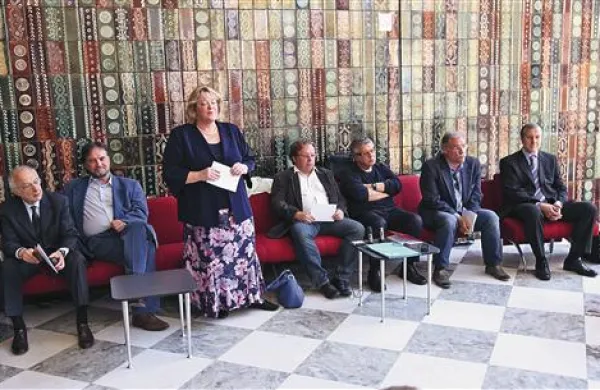 Na novinarski konferenci v Trstu (z leve):  Alessandro Malcangi, podpredsednik upravnega sveta SSG, Primož Bebler, dosedanji umetniški vodja,  Maja Lapornik, predsednica sveta,   Jaša Jamnik, Sergej Verč in Boris Kobal, novo umetniško vodstvo, ter Andrej Berdon, član sveta in bivši izredni upravitelj.