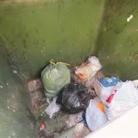 Zabojnik, v katerem so policisti našli črno polivinilno vrečko s trupelcem