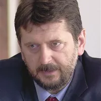 Dragan Valenčič: “Dom tretje generacije prav tako gradijo v Idriji, z žegnom tega istega ministrstva, ki ga celo sofinancira. Tisti dom je torej dober, naš pa je zastarel?” 