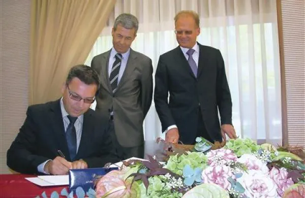    Peter Novak, Stojan Petrič in Janez Škrabec ob podpisu pogodbe 